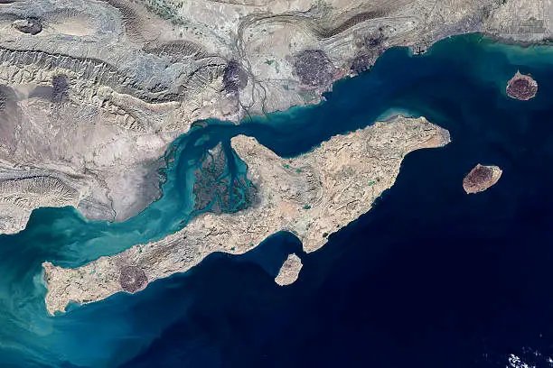 تغییرات جدید در تردد کشتی‌ها از تنگه هرمز: حذف کریدورهای شمالی و جنوبی
