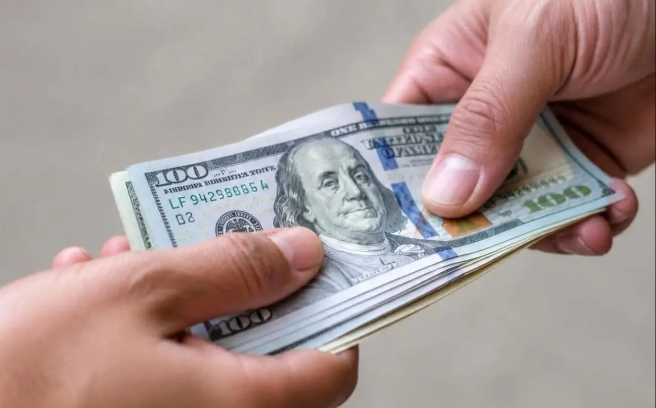 بررسی عوامل مؤثر بر نوسانات نرخ دلار در بازار