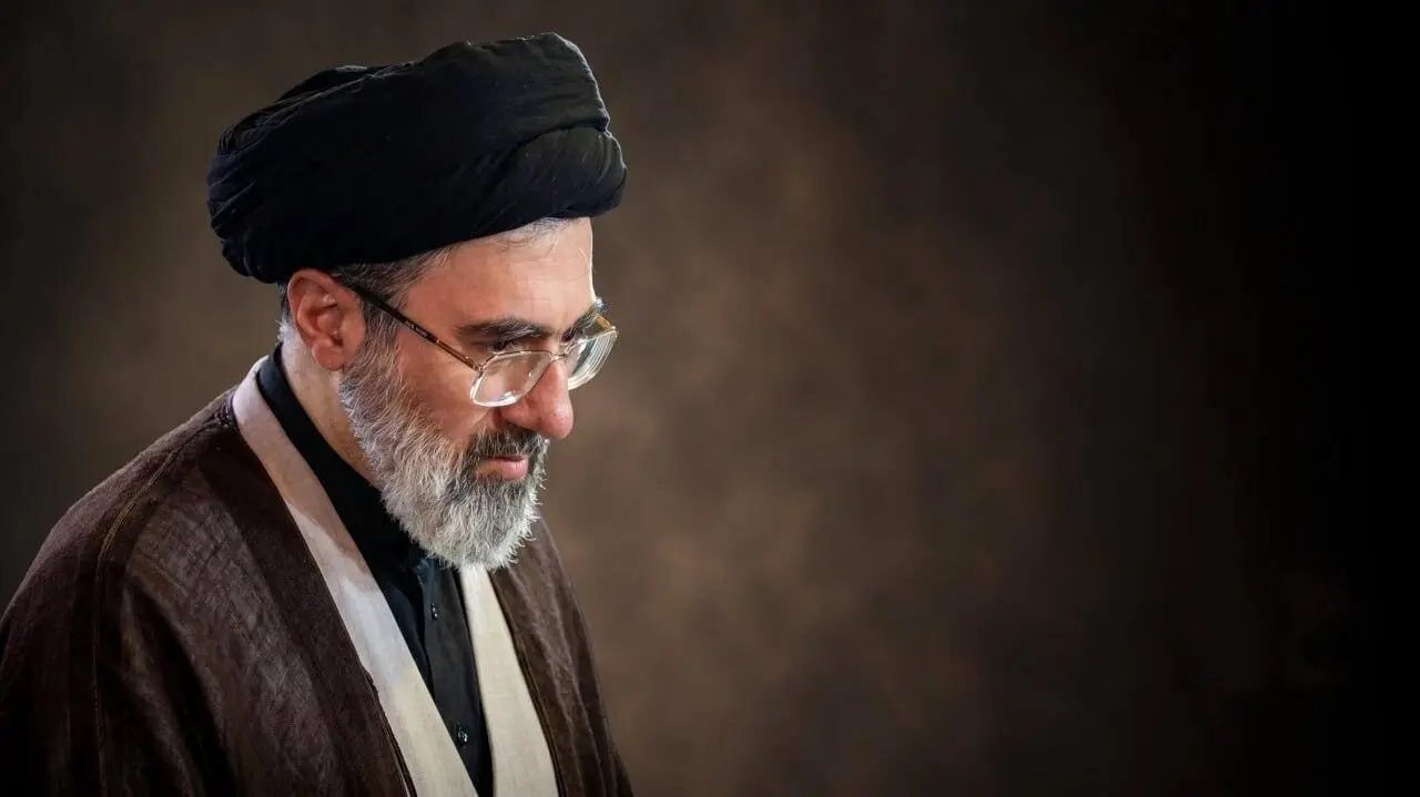 حضور سیدمجتبی خامنه‌ای در شب دفن رهبر شهید در حرم امام رضا(ع)