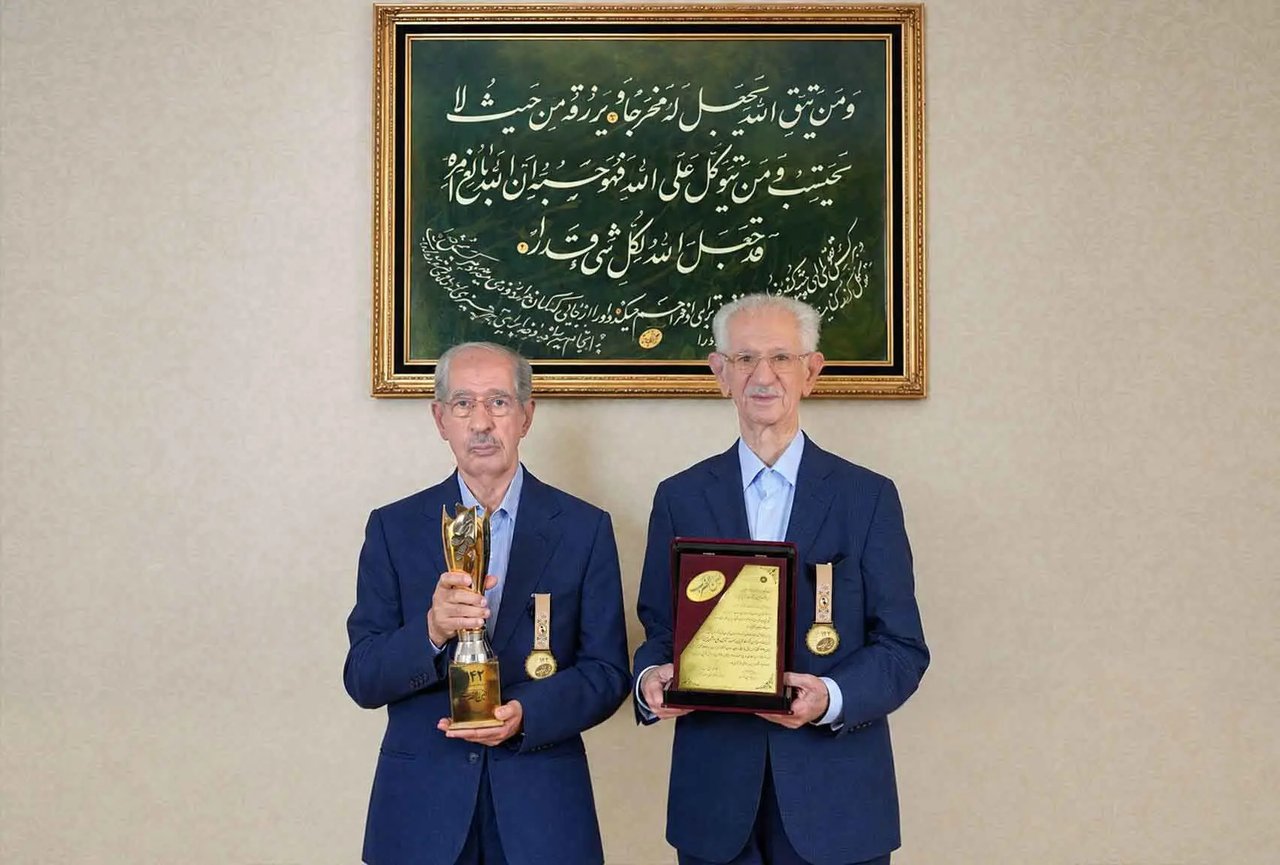 بنیانگذاران گروه صنعتی دلتا، تندیس دهمین جشنواره کارآفرینی امینالضرب را دریافت کردند