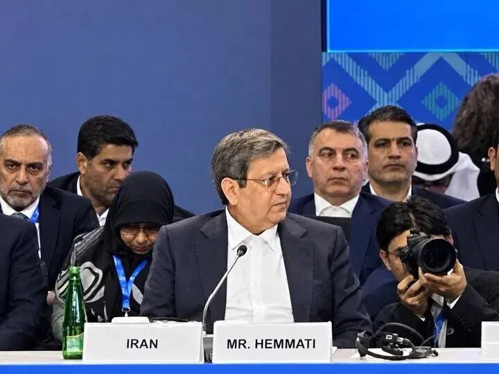 همتی: ذخایر ارزی ایران برای تامین واردات تا پایان دوره ترامپ کافی است